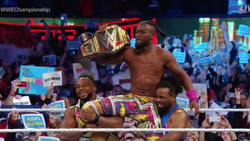 Kofi Kingston festeja con sus hijos y compañeros en el ring | TWITTER @WWE