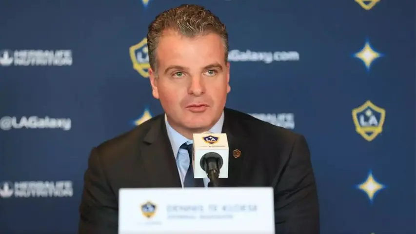 Dennis Te Kloese, en una conferencia de prensa con el Galaxy | LA GALAXY