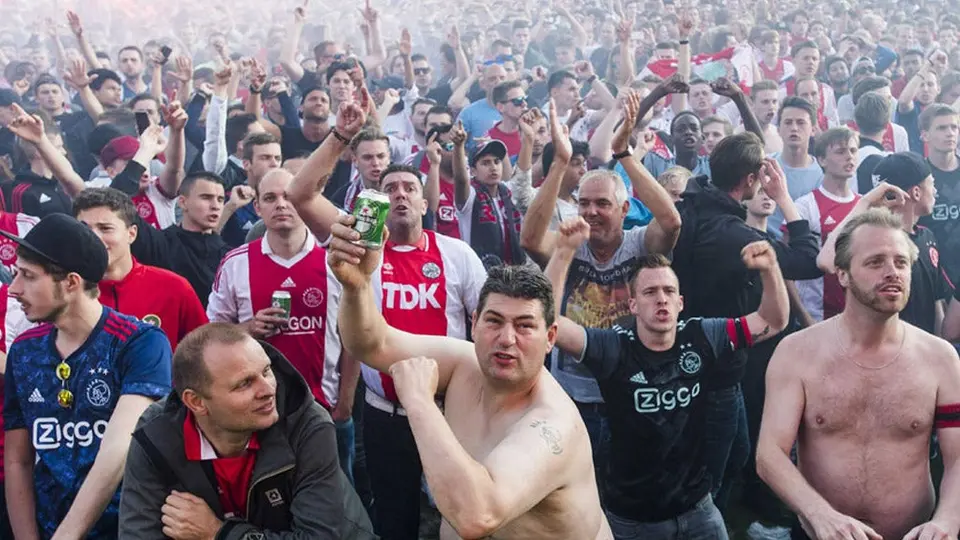 Fans del Ajax, detenidos por lanzar fuegos artificiales al hotel del Madrid