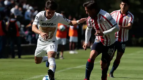 Pumas y Chivas igualan en la Final de Ida de la Liga Premier