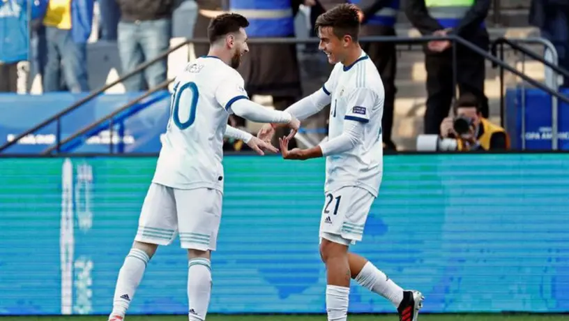 Messi regaló su pulsera de la suerte a Dybala previo al duelo vs Chile