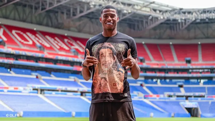 Jugador usó playera de 'Don Ramón' en su presentación con el Lyon