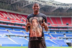 Jugador usó playera de 'Don Ramón' en su presentación con el Lyon