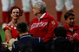 Esposa de Harp Helú luce vestido oaxaqueño con figuras de beisbol