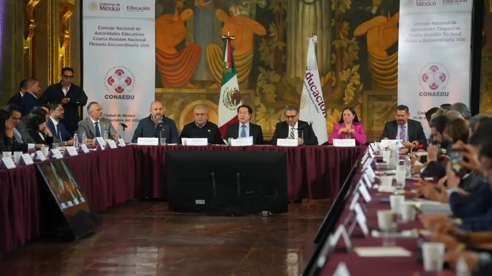 Mario Delgado informó que la medida busca mejorar la concentración y la convivencia entre estudiantes. / SEP