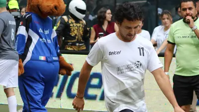 De la pista, a la cancha: entre leyendas mexicanas, Checo Pérez inicia la fiesta del GP de México