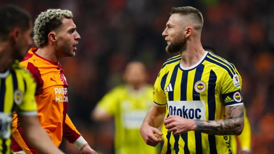 Jugadores de Galatasaray y Fenerbahce en reclamos durante el Clásico de Turquía | AFP