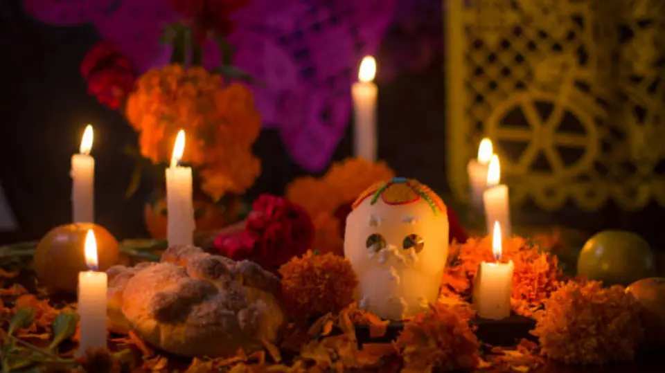 El cempasúchil es uno de los elementos tradicionales de las ofrendas. / iStock