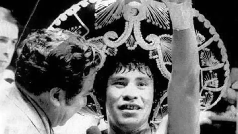 ‘Púas’ Olivares con el sombrero arriba del ring | X:@JesusAldana2