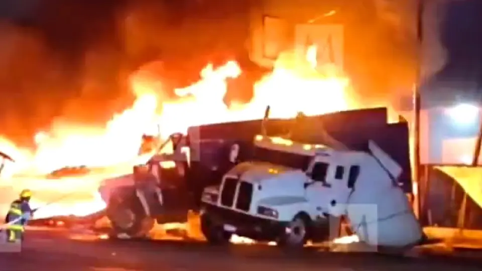 ¡En pleno paro de transportistas! Tráilers se incendian tras un choque en la México-Toluca