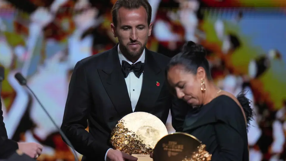 Corral recibió su premio con Harry Kane como testigo