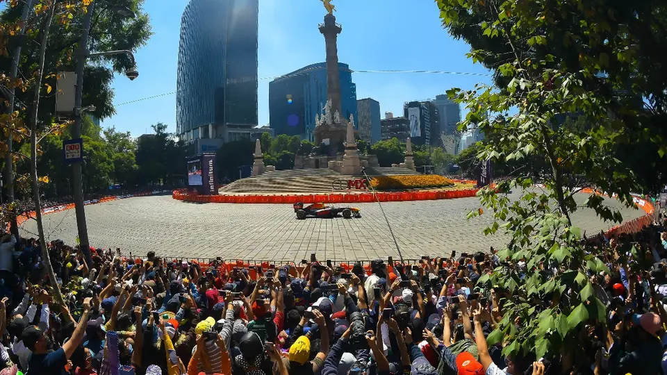 Afición viendo el Showrun de Checo Pérez en el ángel de la independencia | MEXSPORT
