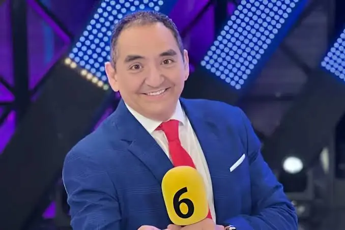 Ernesto Chavana pateo un dron durante la emisión en vivo./especial