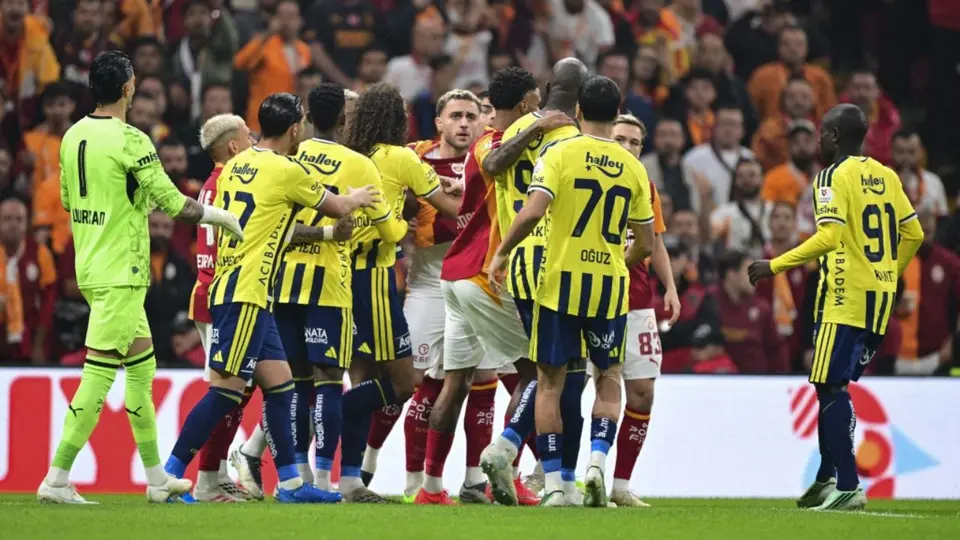 VIDEO: Batalla campal opacó victoria de Galatasaray en el Clásico contra Fenerbahce