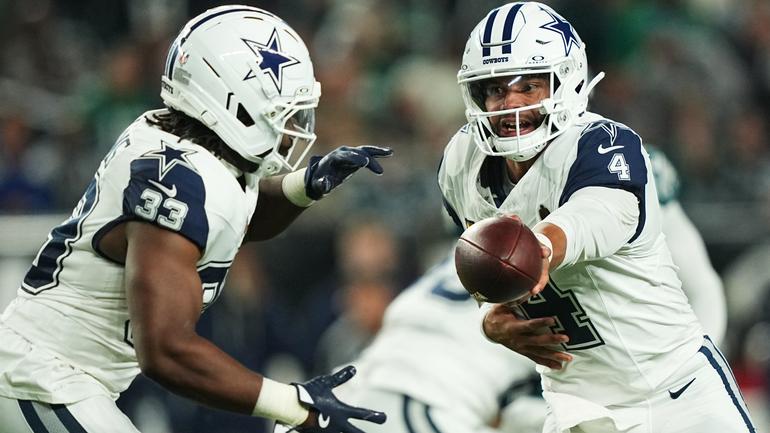 Dak Prescott entrega el ovoide a Javonte Williams | AP