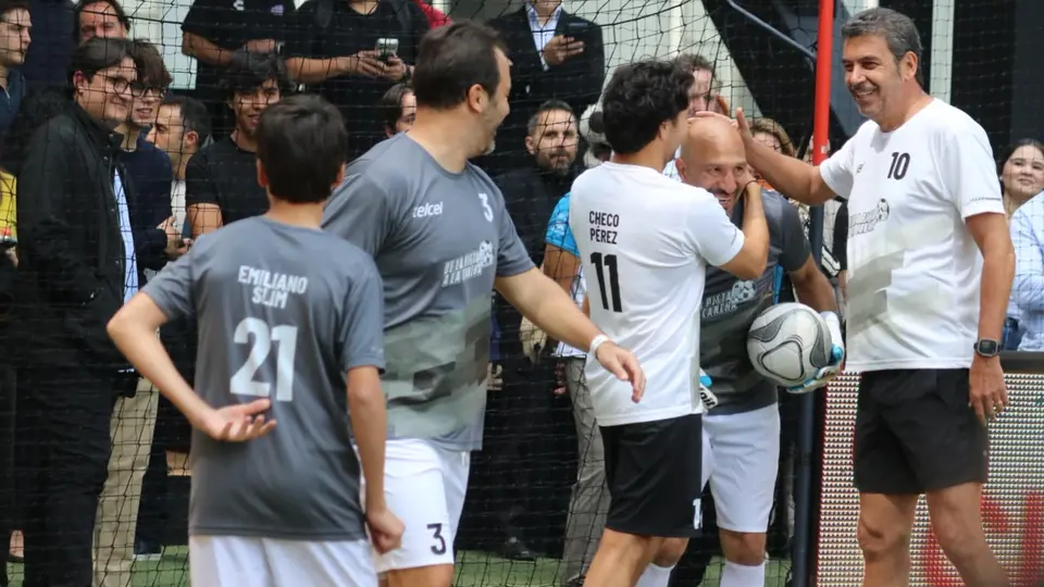 Checo Pérez abraza a Conejo Pérez ante la mirada de Arturo Elías Ayub | AXEL FERNÁNDEZ