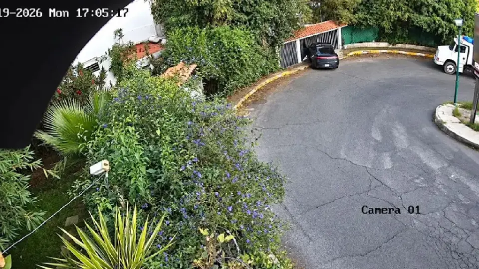 VIDEO: Tesla sale proyectado y choca contra una casa en Cuajimalpa