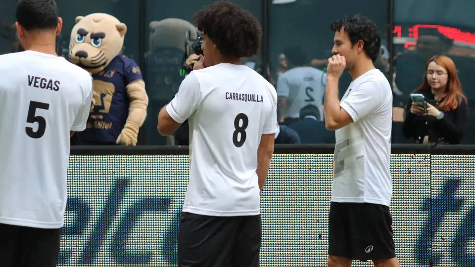 Adalberto Carrasquilla y Sebastián Vegas juegan futbol con Checo Pérez | AXEL FERNÁNDEZ