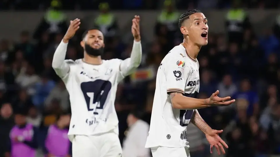 Jugadores de Pumas en lamento en la Liga MX | IMAGO 7