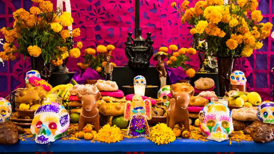 Las mascotas también tienen un lugar en las ofrendas de Día de Muertos. / iStock