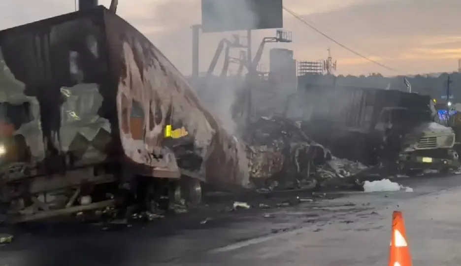 Bomberos atendieron el incendio cerca del puente del Tren Interurbano / Redes Sociales