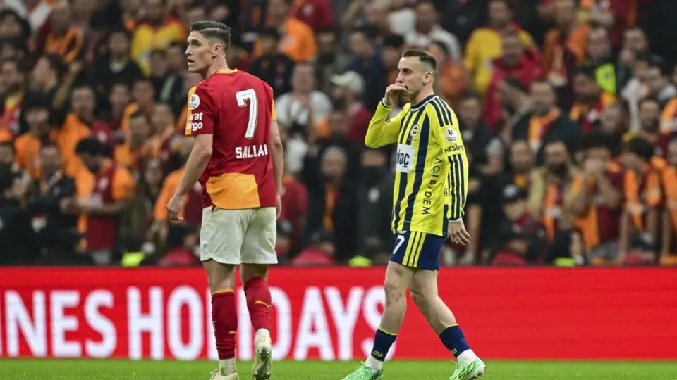 Roland Sallai y Kerem Akturkoglu antes de la pelea entre jugadores de Galatasaray y Fenerbahce | AFP