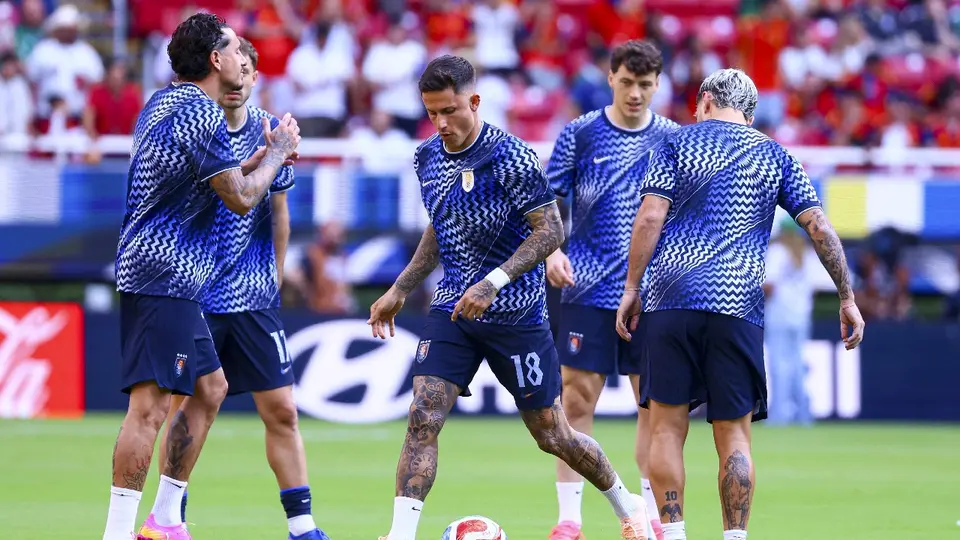 Brian Rodríguez en un calentamiento con la Selección de Uruguay | MEXSPORT