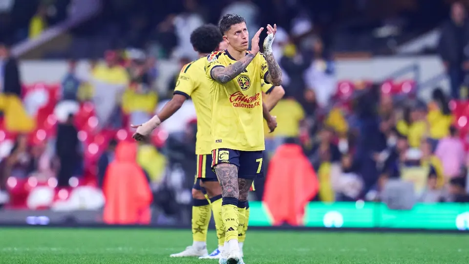 Brian Rodríguez agradeciendo el apoyo de la afición de América | MEXSPORT