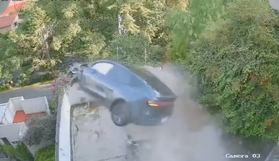 El accidente dejó daños materiales en un automóvil y una casa / Captura de pantalla