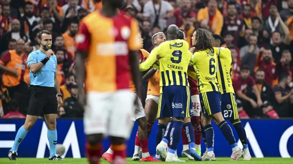 Jugadores de Galatasaray y Fenerbahce en medio de una bronca en el Clásico de Turquía | AFP
