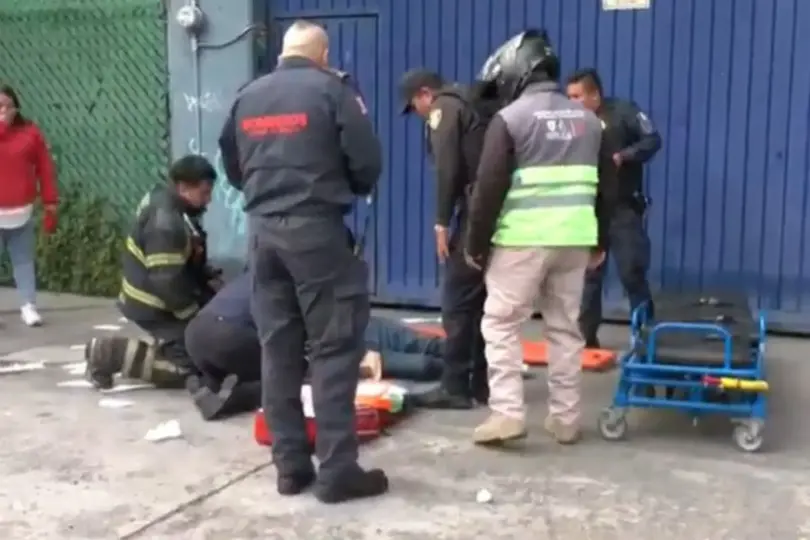 Un hombre de aproximadamente 50 años se arrojó desde la azotea de un domicilio de dos niveles./especial