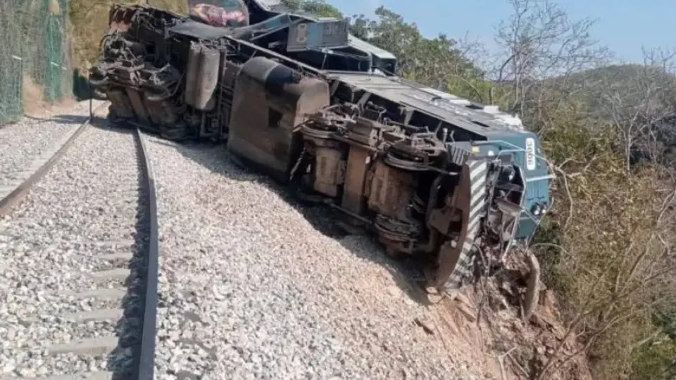 El exceso de velocidad hizo que el convoy cayera a un barranco / Especial
