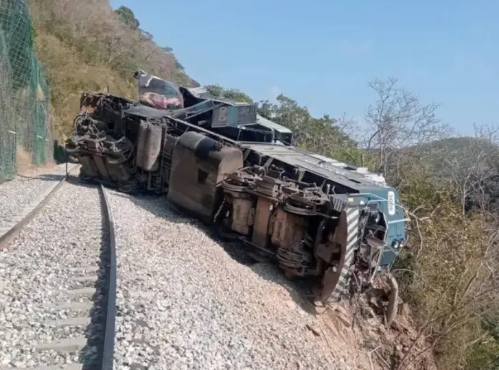 El exceso de velocidad hizo que el convoy cayera a un barranco / Especial