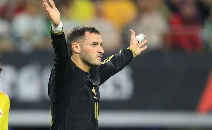 Santiago Giménez durante uno de sus últimos partidos con la Selección Mexicana | MEXSPORT