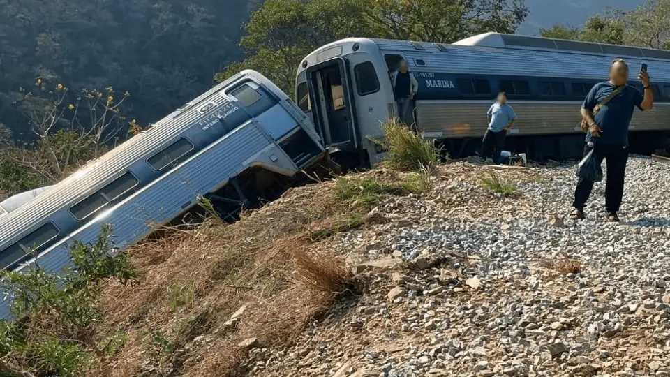 Debido al descarrilamiento, fallecieron 14 personas y varios heridos graves / Redes Sociales