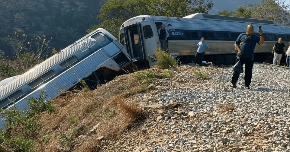 Debido al descarrilamiento, fallecieron 14 personas y varios heridos graves / Redes Sociales