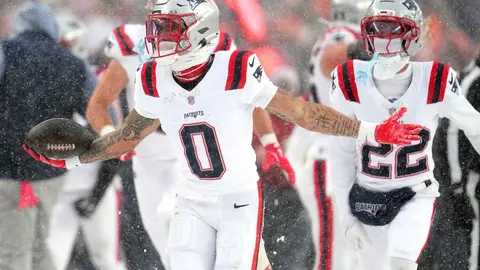 Christian González en celebración con los Patriots ante Broncos | AP