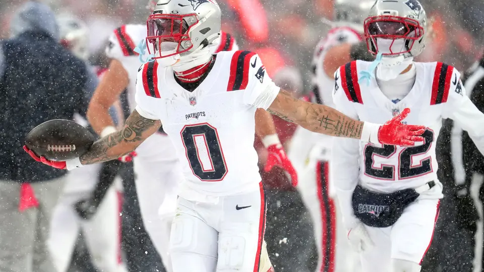 Christian González en celebración con los Patriots ante Broncos | AP