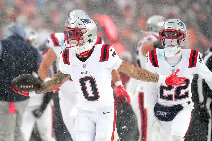 Christian González en celebración con los Patriots ante Broncos | AP