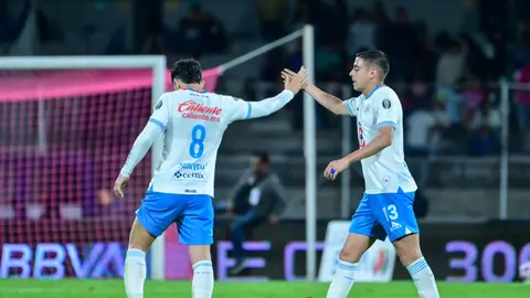Lorenzo Faravelli y Camilo Cándido en partido con Cruz Azul