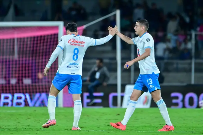 Lorenzo Faravelli y Camilo Cándido en partido con Cruz Azul