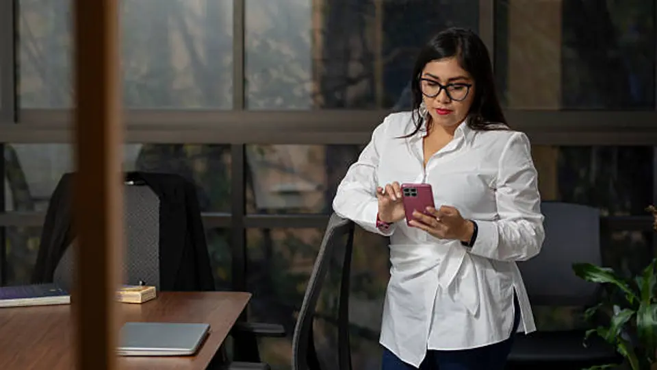 La LFT indica que si trabajas el 2 de febrero de 2026, debes recibir pago triple. / iStock