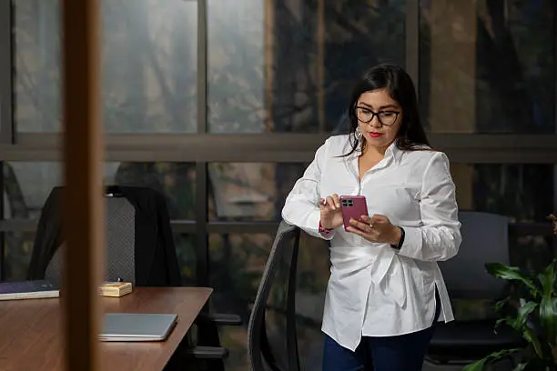 La LFT indica que si trabajas el 2 de febrero de 2026, debes recibir pago triple. / iStock