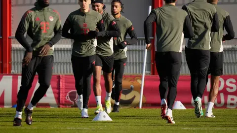 Jugadores de Bayern Munich en entrenamiento previo al partido contra PSV