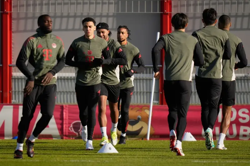 Jugadores de Bayern Munich en entrenamiento previo al partido contra PSV