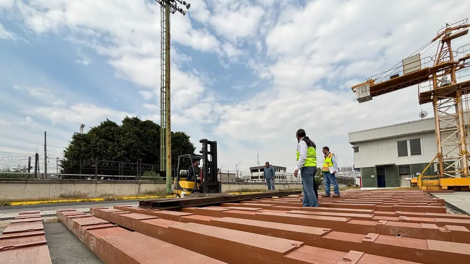 Los trabajos incluyen la sustitución de durmientes de madera por piezas sintéticas./ Metro CDMX