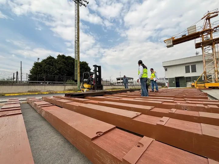 Los trabajos incluyen la sustitución de durmientes de madera por piezas sintéticas./ Metro CDMX