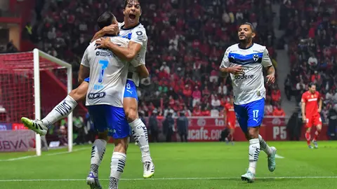 Germán Berterame celebra con Oliver Torres ante Toluca en el Estadio Nemesio Diez | IMAGO 7