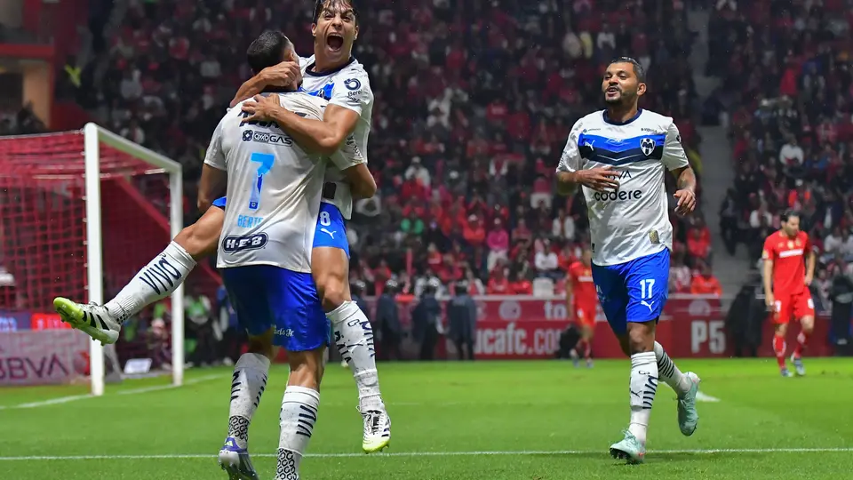 Germán Berterame celebra con Oliver Torres ante Toluca en el Estadio Nemesio Diez | IMAGO 7
