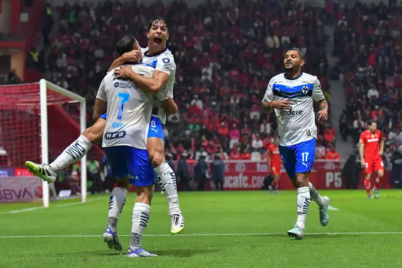 Germán Berterame celebra con Oliver Torres ante Toluca en el Estadio Nemesio Diez | IMAGO 7